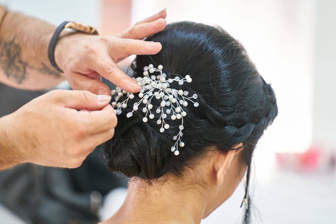 Chignon de mariée réalisé ce matin pour la plus belle des occasions, avec des accessoires en perles posés un à un #mariage #chignon #coiffuremariee