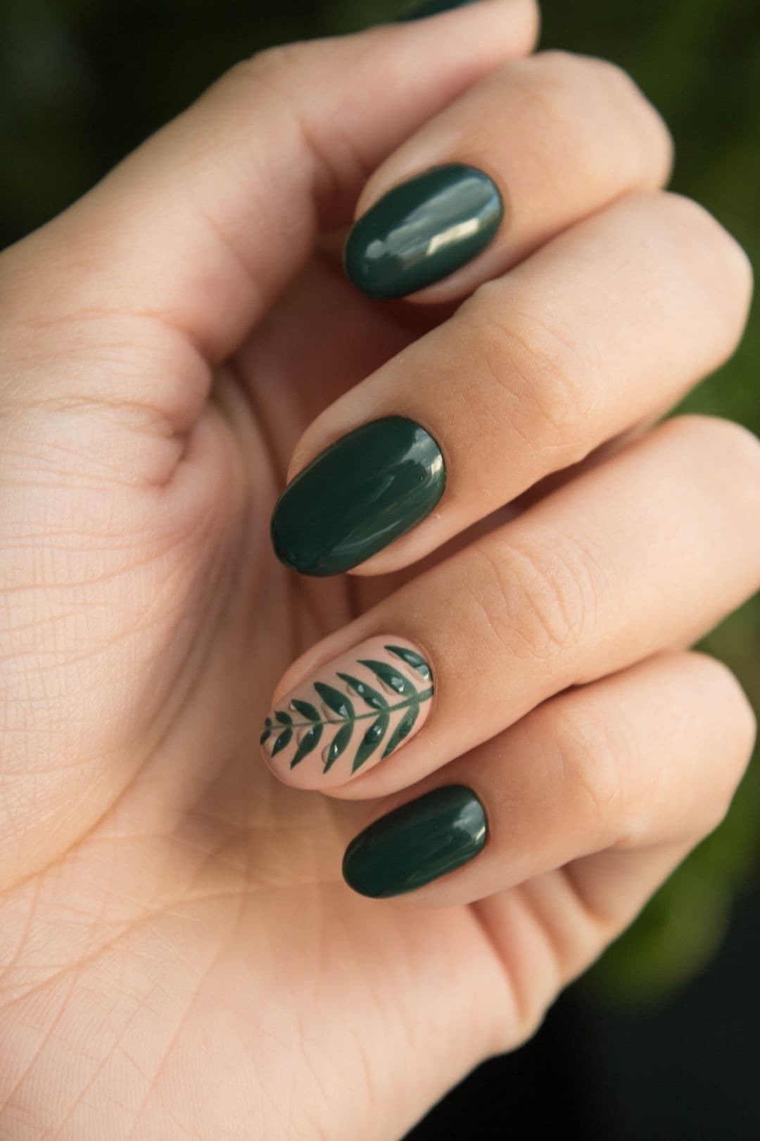 Vert sapin et feuille dorée #nailart #vernissemipermanent
